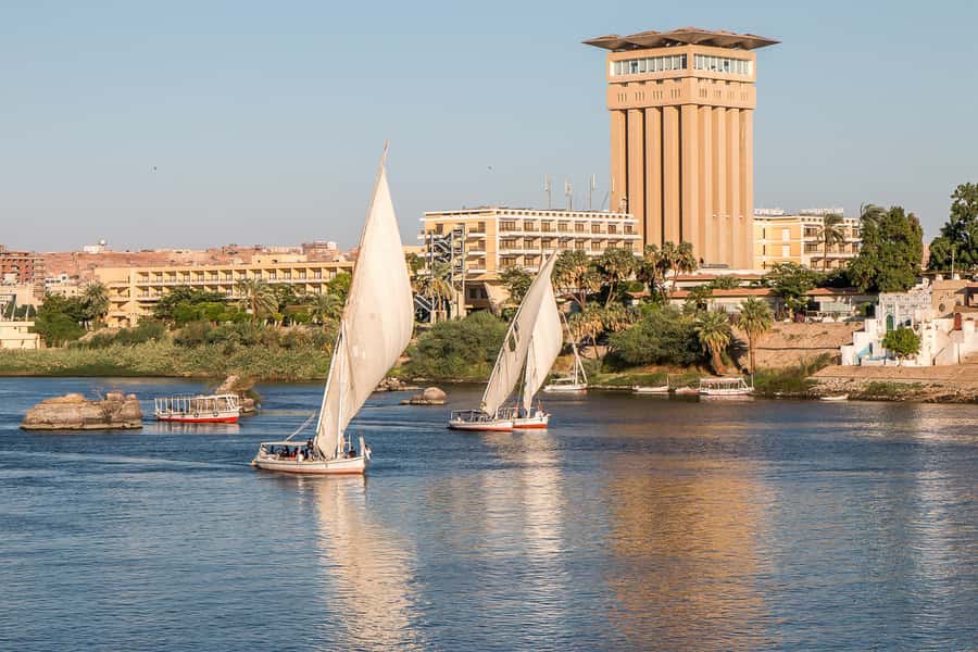 The Nile: Felucca Ride with Meal and Transfers - Boarding a Traditional Felucca Downtown