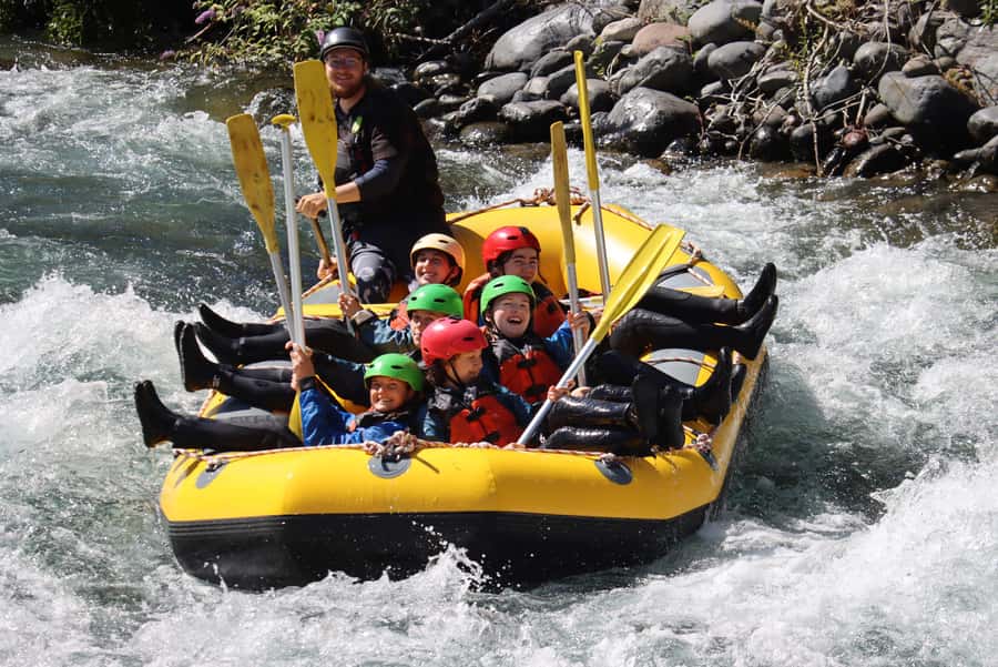 Tongariro River: Grade 3 Whitewater Rafting - Guides who make the difference