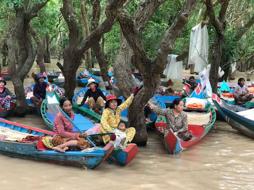 Tonle Sap Tour of Kompong Phluk Village & Evening Food tour - A short stop for Khmer houses