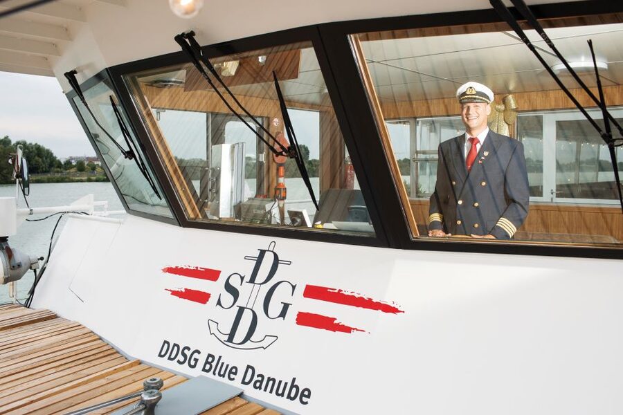 Vienna: 3.5-Hour Grand Danube River Cruise - Onboard seating, food, and the best way to spend the time