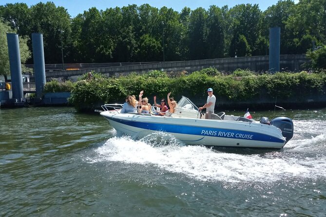 Your Private boat Captain Guide Explore Historical Paris - Île de la Cité, Pont Neuf, and the beginnings of Paris